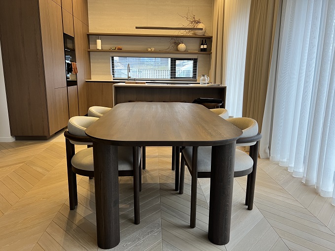 ĄŽUOLO MASYVO OVALUS VALGOMOJO STALAS - MASA, ĄŽUOLINĖS KOJOS