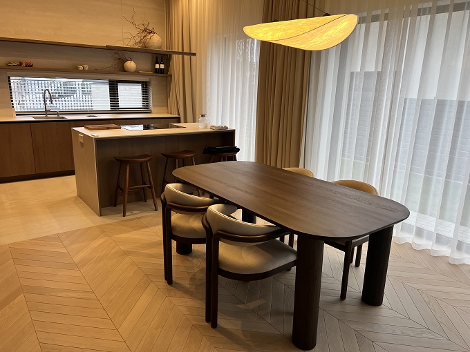 ĄŽUOLO MASYVO OVALUS VALGOMOJO STALAS - MASA, ĄŽUOLINĖS KOJOS